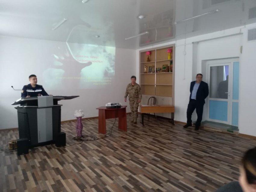 Мектеп  қызметкерлеріне  Төтенше жағдайлар  басқармасының мамандарының қатысуымен   өрт қауіпсіздігінің алдын – алу туралы  отырыс өтті